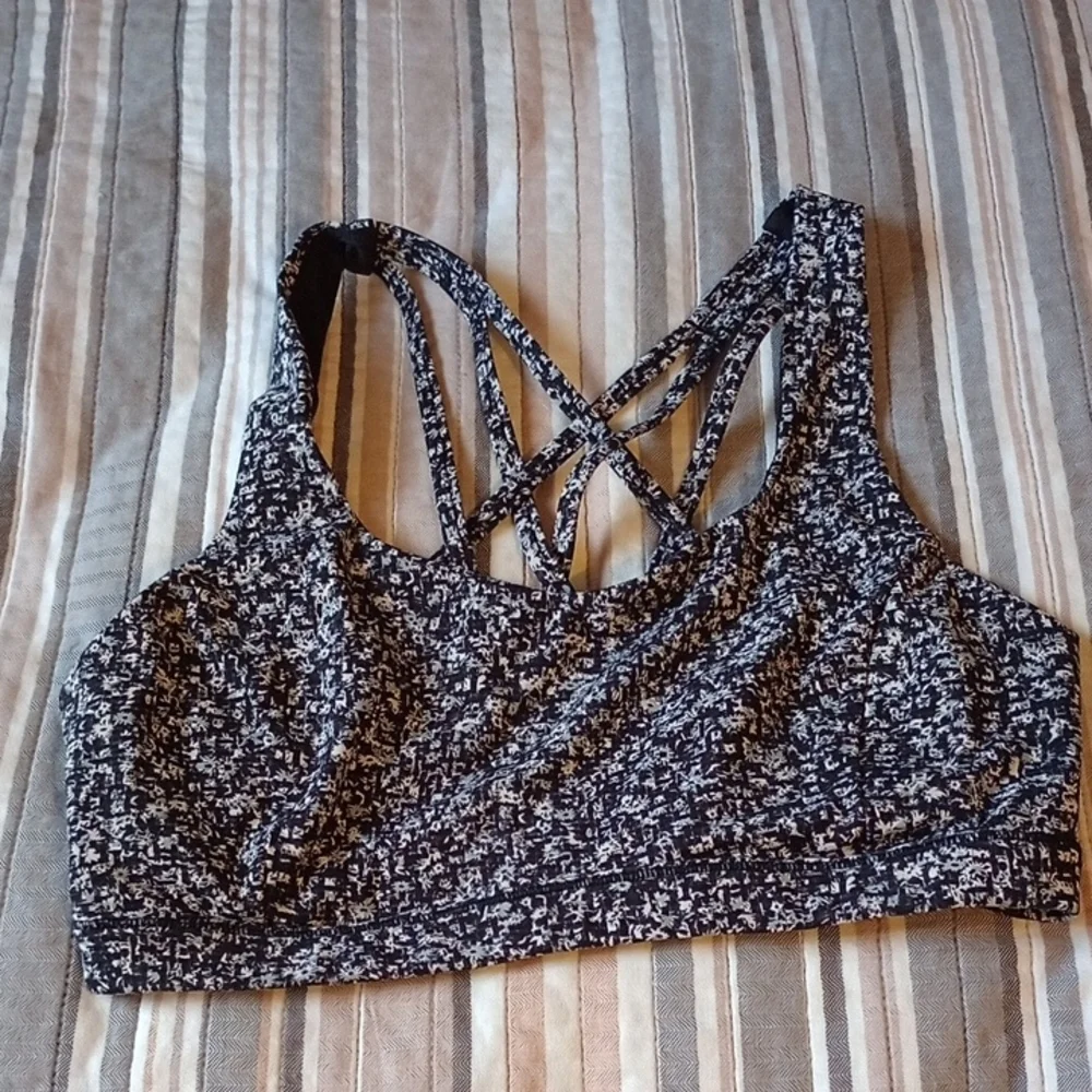 Lululemon‎ Athletica Black and White Crisscross Sports Bra